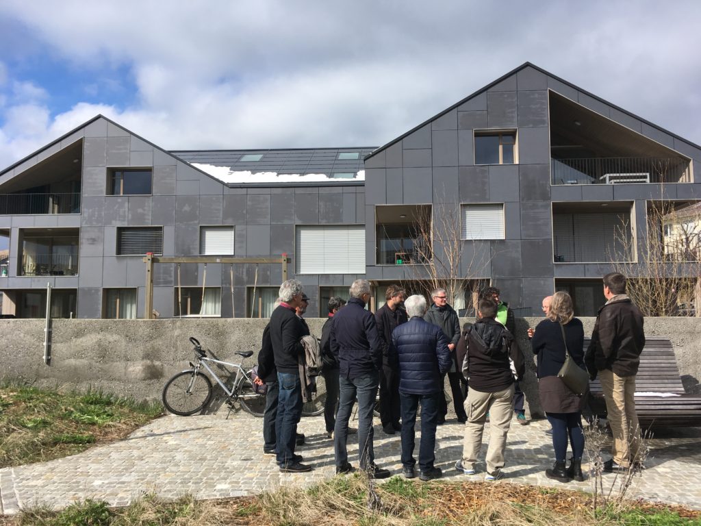 Besuchergruppe vor dem MFH in Brütten